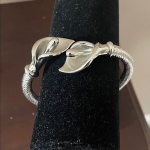 Lilly twisted bangle Design